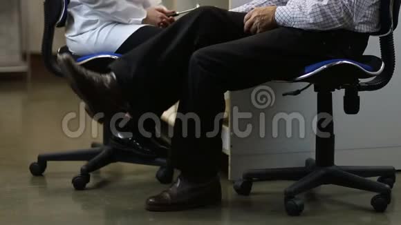 神经学家检测男性患者膝反射视频的预览图