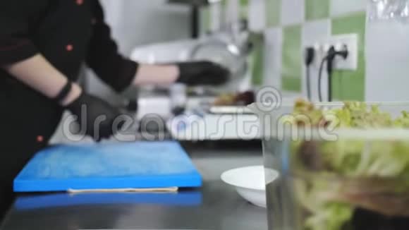 主做沙拉健康食品在厨房砧板上剁生菜视频的预览图