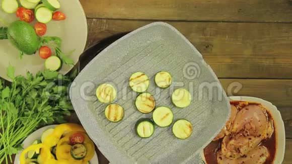 绿色小胡瓜用黄油在烤盘里煎装饰到鸡肉上视频的预览图