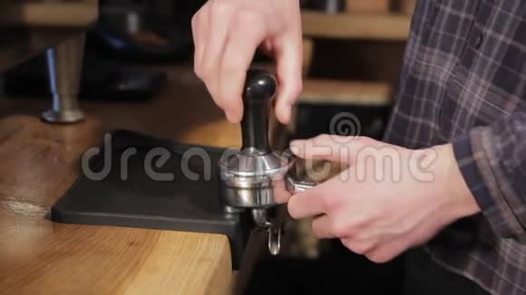 用捣碎的新鲜咖啡做磨碎的咖啡专业咖啡师视频的预览图