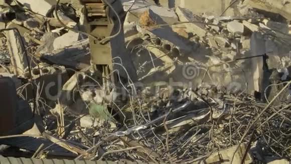 有触须的拖拉机在废墟上工作视频的预览图