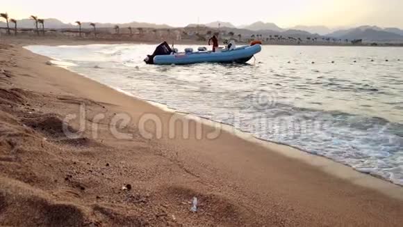 在日落时分摩托艇在平静的Sesa波浪上拍摄4k镜头视频的预览图