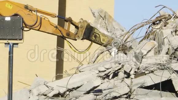 摧毁废墟中建筑的设备视频的预览图