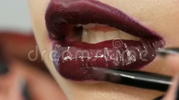 辣味深红的嘴唇是用特殊的刷口红和唇彩组成的是由专业的化妆来涂抹的视频的预览图