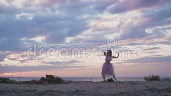 嫩嫩的年轻女子浓妆艳抹穿着粉色连衣裙在河岸上翩翩起舞甜美性感的舞蹈视频的预览图