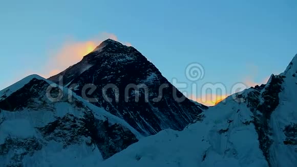 日出前的珠穆朗玛峰视频的预览图