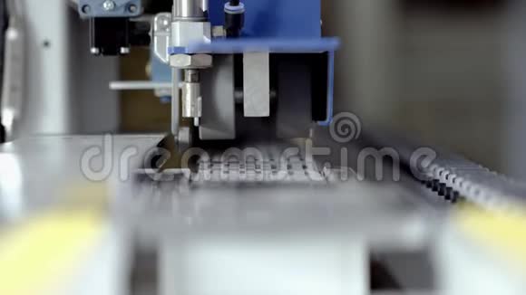 滚动部件机器的特写行动自动机器与旋转齿轮滚动产品工业视频的预览图