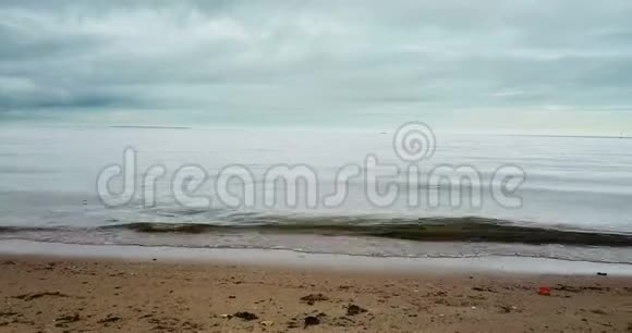 阴天的沙滩和大海多莉拍摄视频的预览图