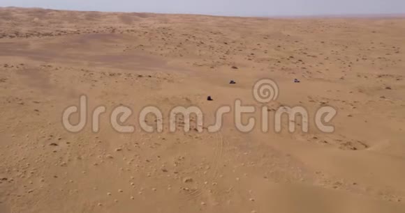 汽车从空中飞过沙漠视频的预览图