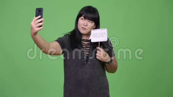 美丽的超重亚洲女人带着纸签自拍视频的预览图