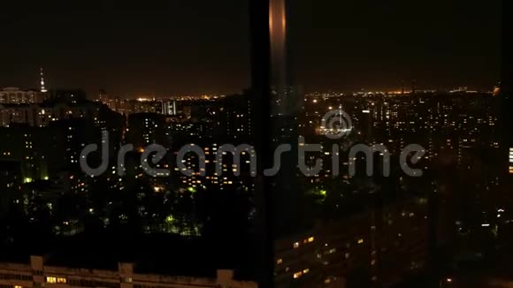俄罗斯圣彼得堡2019年5月11日夜间多层房屋景观窗户里有很多灯视频的预览图