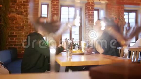 两个人坐在餐厅的桌子旁互相交谈视频的预览图
