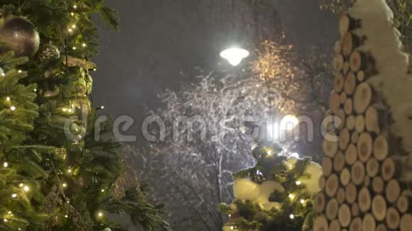 新年暴风雪装饰有玩具的云杉它扫雪视频的预览图