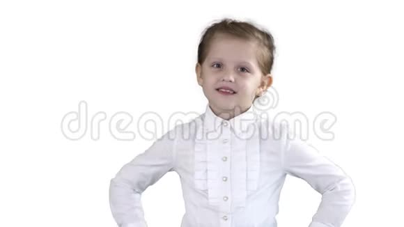 小女孩在白色背景上摆出不同的姿势视频的预览图