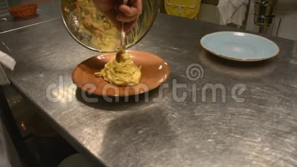 意大利厨师准备意大利面酱视频的预览图
