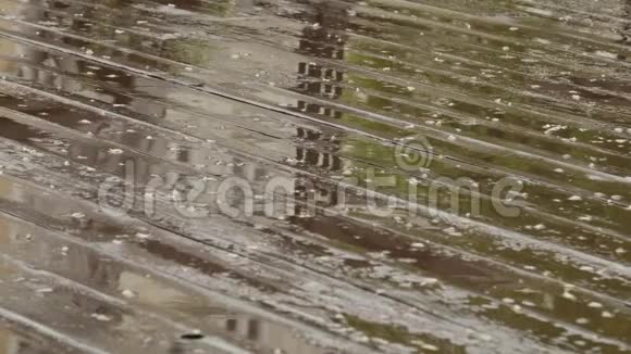 关闭一些雨滴落在木平台上的视频视频的预览图