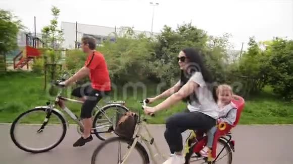 一个有白人外表的家庭在骑自行车时获得乐趣家庭幸福时光视频的预览图