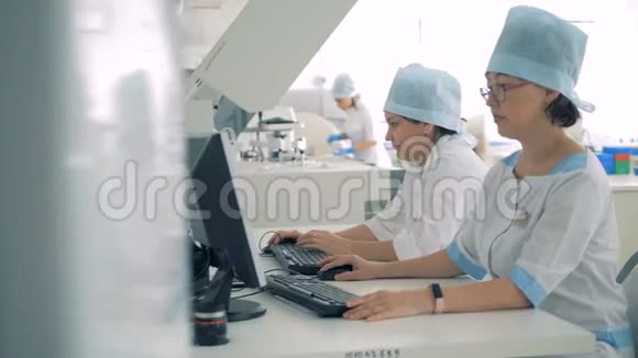 两名女医务人员在实验室工作视频的预览图