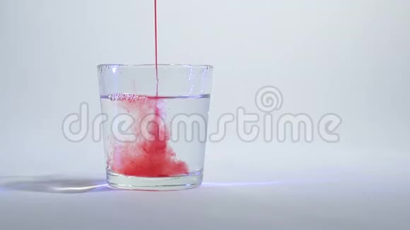 在玻璃中混合液体或溶解1视频的预览图