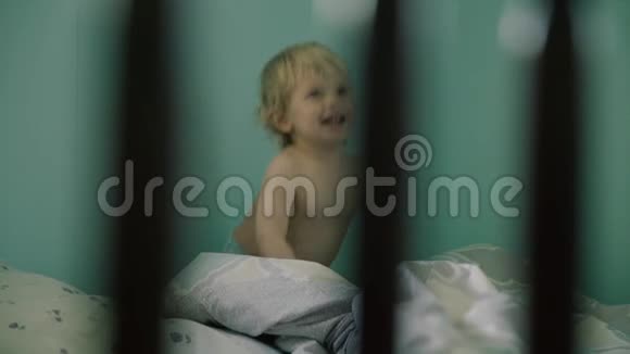 小男孩在床上跳视频的预览图