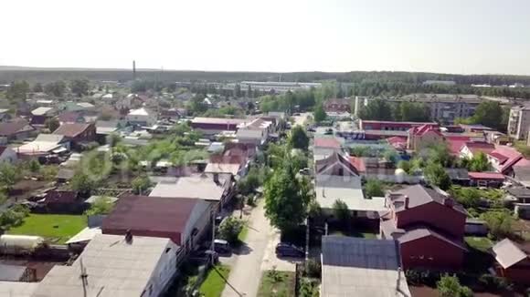有房子的村庄直路的俯视图库存录像有私人住宅的旧工业城镇视频的预览图