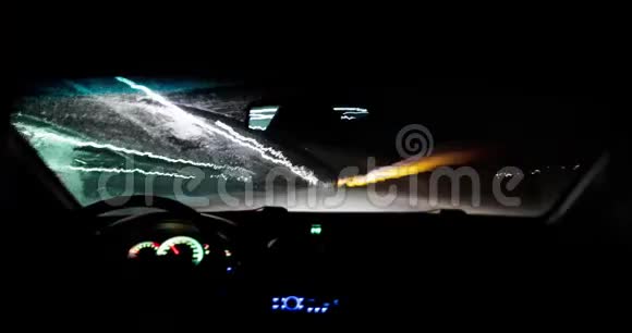 从车内观看夜间驾驶录像视频的预览图
