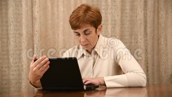 愤怒又紧张的女商人在笔记本电脑上打字视频的预览图