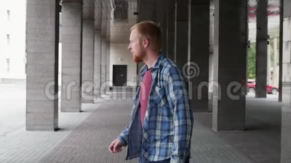 一个年轻的学生上大学金发男人要走了有一个人手中的柱子中间走视频的预览图