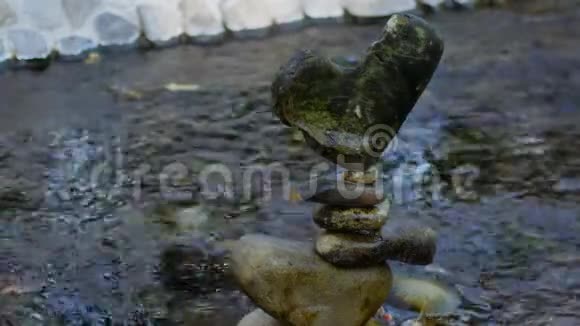 小溪里的石塔岩石平衡的概念瑜伽和禅宗疗法视频的预览图