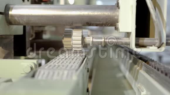 滚动部件机器的特写行动自动机器与旋转齿轮滚动产品工业视频的预览图