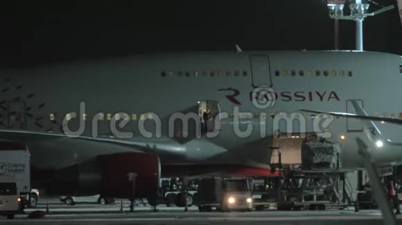 罗西亚飞机正准备飞行的夜景莫斯科Vnukovo机场视频的预览图