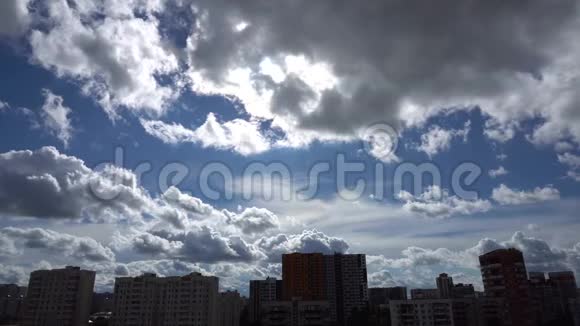 多云的天空覆盖城市4K视频的预览图