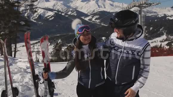 山顶的一些顶级滑雪者欣赏冬季户外滑雪胜地视频的预览图