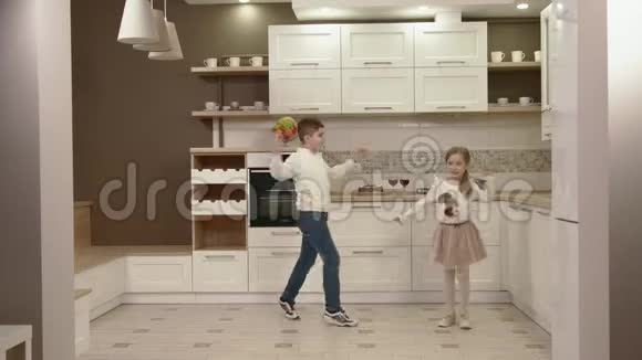 厨房里快乐的儿童舞蹈视频的预览图