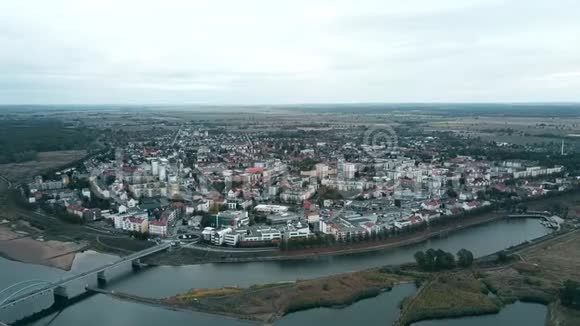 在德国和波兰边境的波兰城镇Slubice和Oder河的鸟瞰图视频的预览图