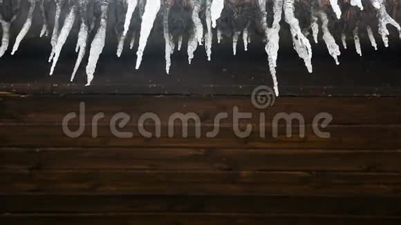 冰柱从木头上滴下来视频的预览图