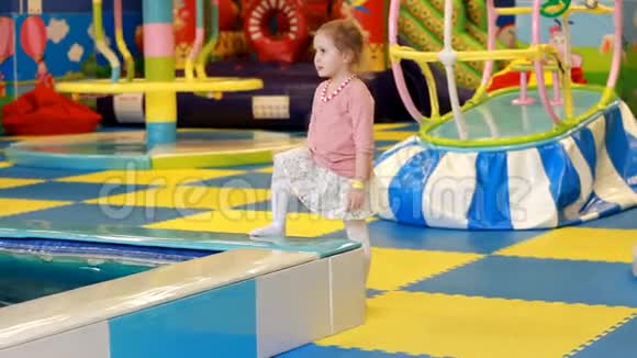 在操场上玩耍的小女孩宝宝在房间里玩游戏视频的预览图