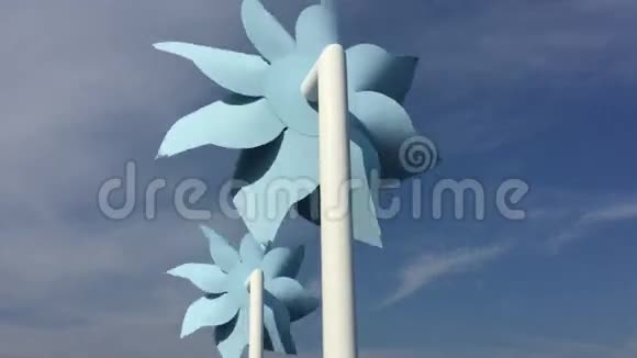 两个巨大的风车旋转视频的预览图