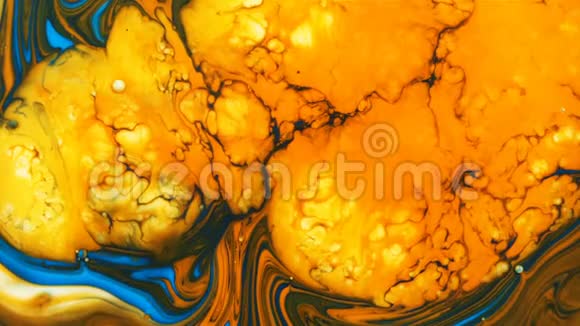 五颜六色的油漆滴在水中混合墨水在水下旋转液体油漆彩色气泡图案移动表面河流视频的预览图