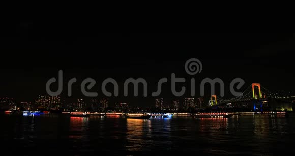 东京小田坝五颜六色的桥附近漂浮的照明船视频的预览图