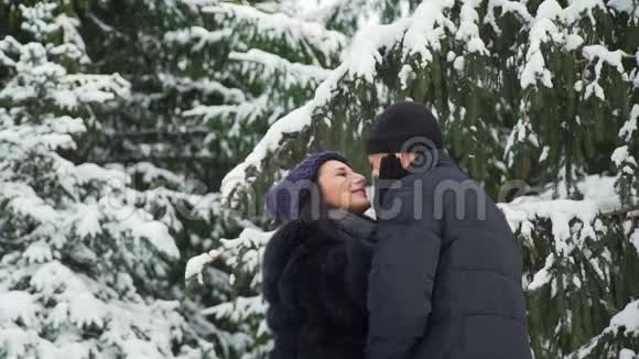 在下雪的天气里微笑和接吻视频的预览图