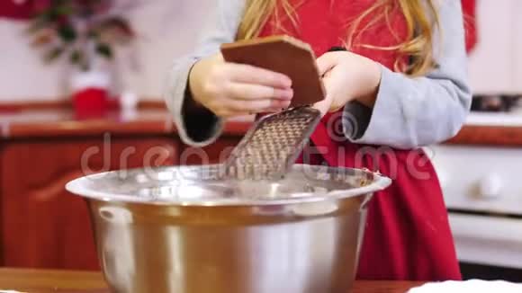女厨师的特写双手将巧克力揉在烤架上放入碗中视频的预览图