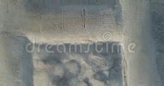 直升机降落在海滩上视频的预览图