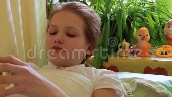 女孩躺在床上吃苹果视频的预览图