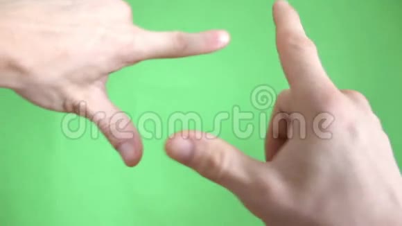 双手手势绿屏视频的预览图