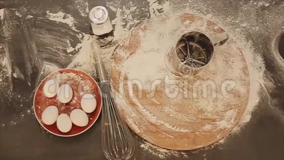 制作甜面包面包面包顶视图金属筛烘焙准备面包师双手顶着面包烹饪视频的预览图