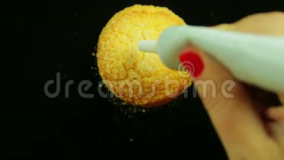女人的手汲取黄油饼干烹饪染料红色第一时间跨度视频的预览图
