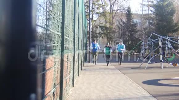 快乐的年轻人在深秋公园跑步视频的预览图