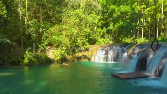 菲律宾锡基耶岛坎布加海瀑布的水流视频的预览图