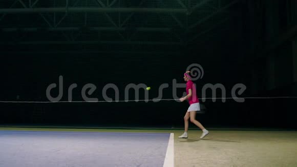 一个穿着粉色t恤和白色裙子的女人在网球比赛中玩球网球运动员学习打球视频的预览图